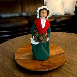 BYERS CHOICE LTD. The Carolers Handcrafted. Mrs. Cratchit.